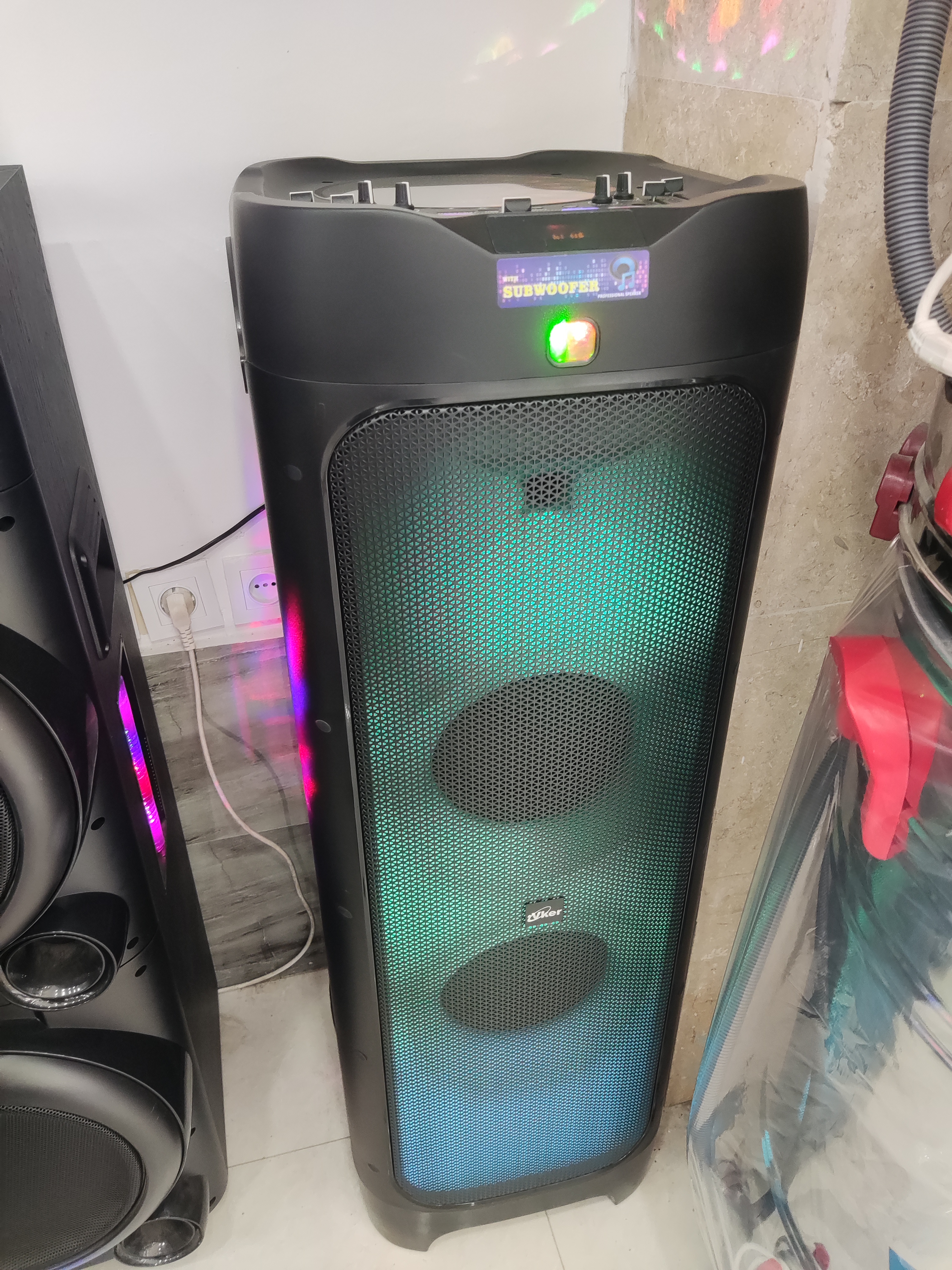 اسپیکر ویکر تک ایستاده با سابووفر و فن بزرگ